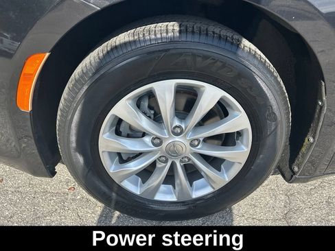 Used 2018 Chrysler Pacifica Touring-L FWD image 18