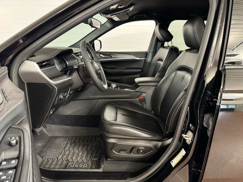 Used 2024 Jeep Grand Cherokee Limited image 12