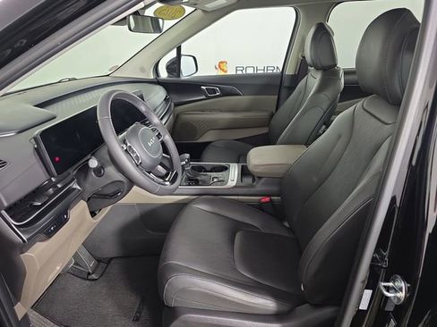 Used 2025 Kia Carnival FWD image 19
