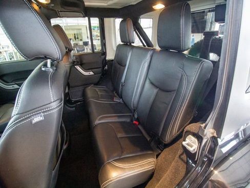 Used 2018 Jeep Wrangler Unlimited Sahara image 16