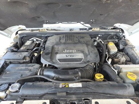 Used 2015 Jeep Wrangler Unlimited Sahara w/ Connectivity Group AWD/4WD image 63