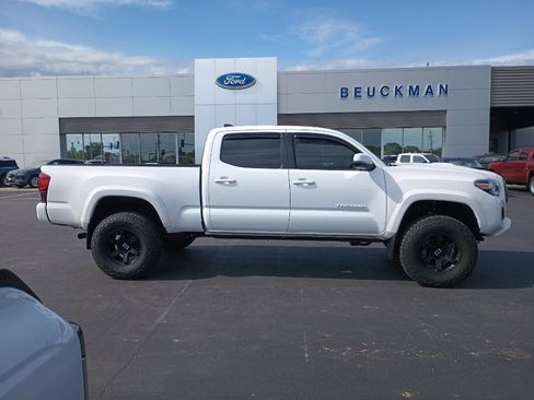 Used 2019 Toyota Tacoma TRD Sport AWD/4WD image 9