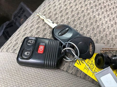 Used 2010 Ford F150 XLT image 11