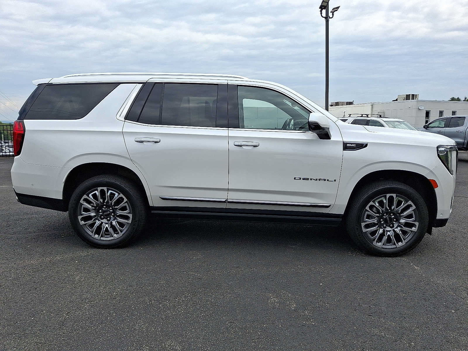 Used 2024 GMC Yukon Denali Ultimate AWD/4WD image 8