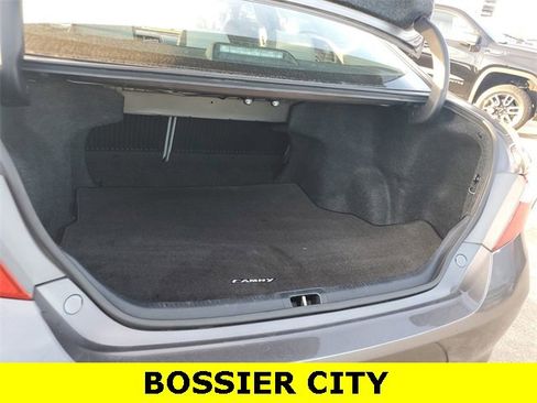 Used 2015 Toyota Camry XSE image 25