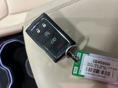Used 2025 Jeep Grand Cherokee Limited w/ Luxury Tech Group II AWD/4WD image 22