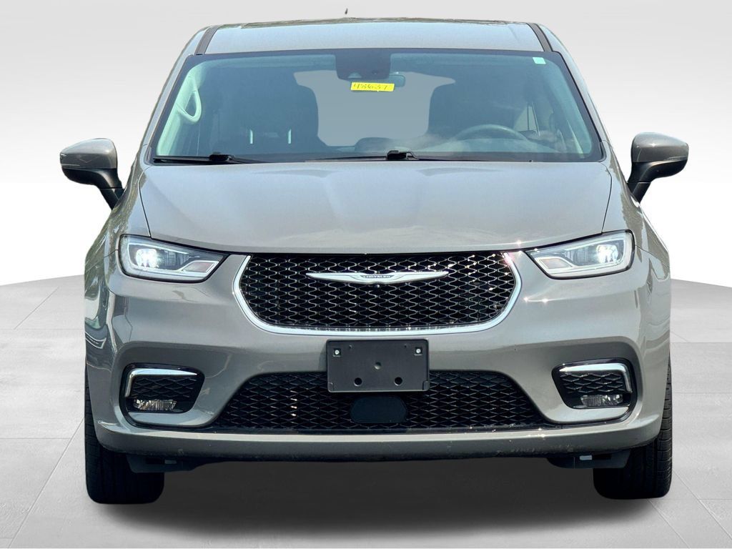 Used 2023 Chrysler Pacifica Touring-L AWD/4WD image 2