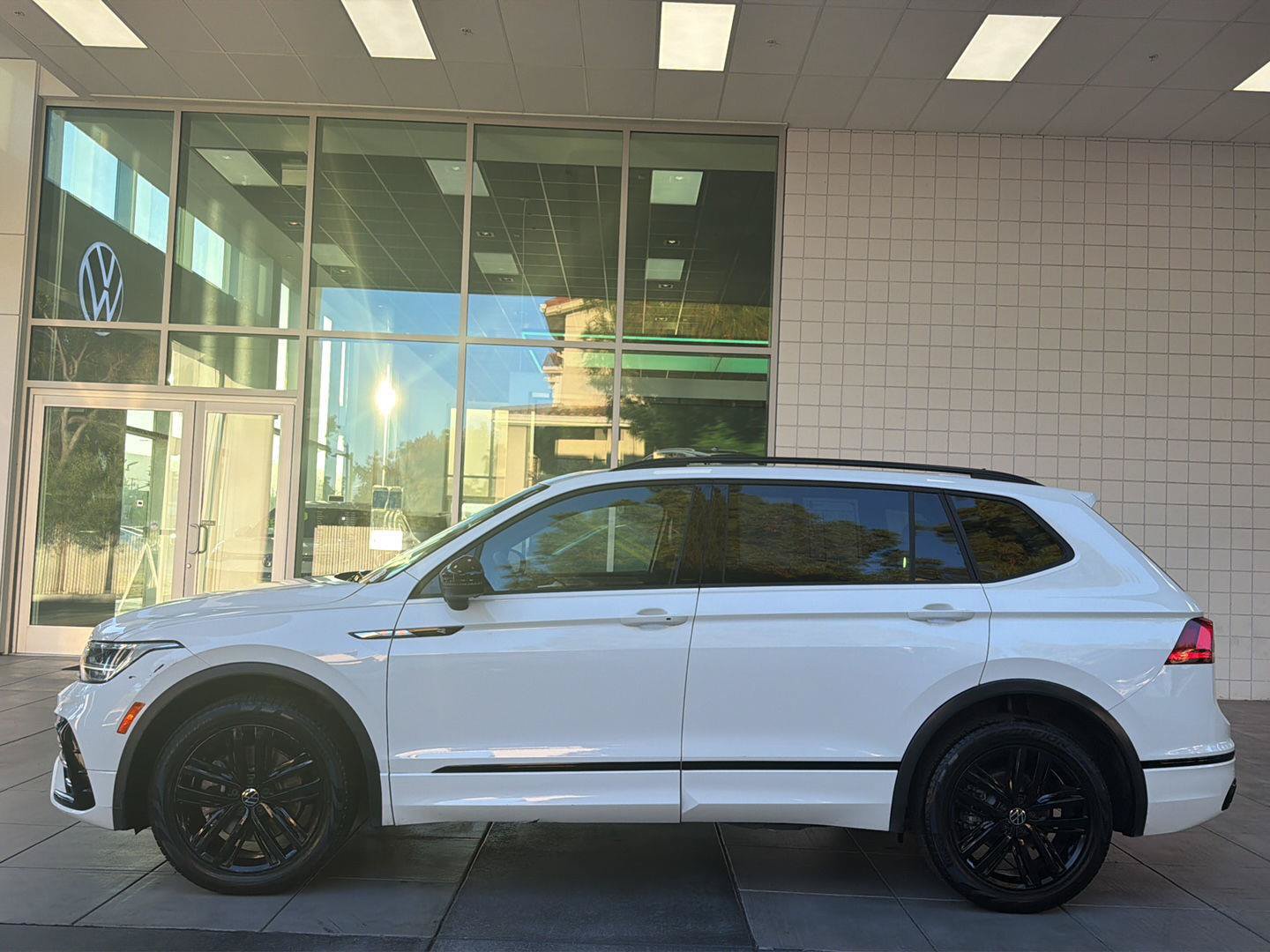Certified 2022 Volkswagen Tiguan SE R-Line FWD image 2