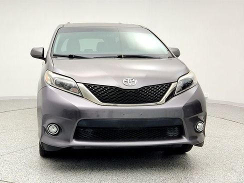 Used 2017 Toyota Sienna SE Premium FWD image 2