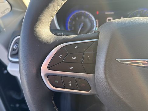 Used 2024 Chrysler Pacifica Touring-L image 28