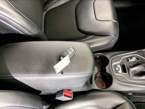 Used 2021 Jeep Cherokee Latitude Plus FWD image 32