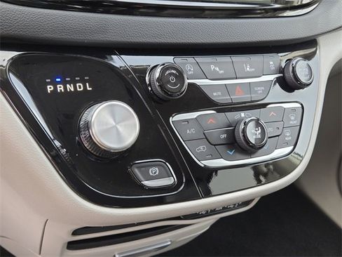 Used 2024 Chrysler Pacifica Touring-L image 20