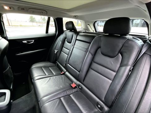 Used 2020 Volvo V60 T5 Momentum image 21