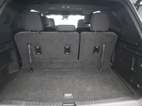 Used 2025 Chevrolet Traverse LT image 18