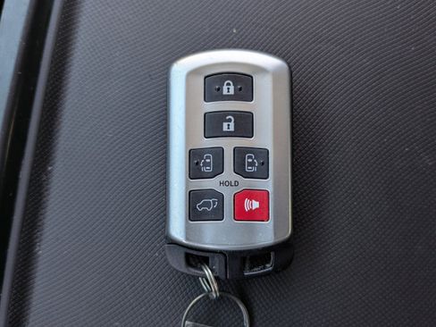 Used 2015 Toyota Sienna Limited image 30