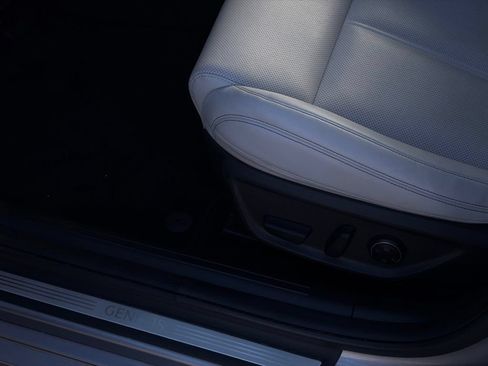 Used 2025 Genesis G70 2.5T RWD image 12