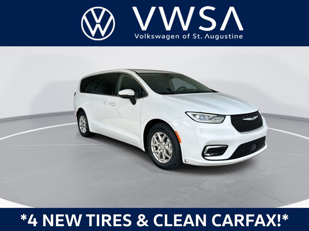 Used 2023 Chrysler Pacifica Touring-L FWD image 1