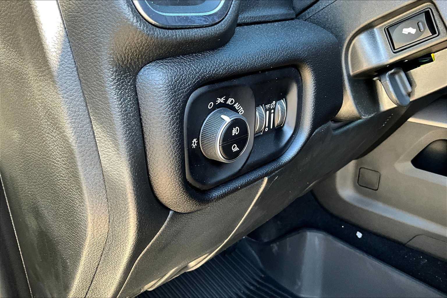 Used 2025 RAM 2500 Laramie AWD/4WD image 17