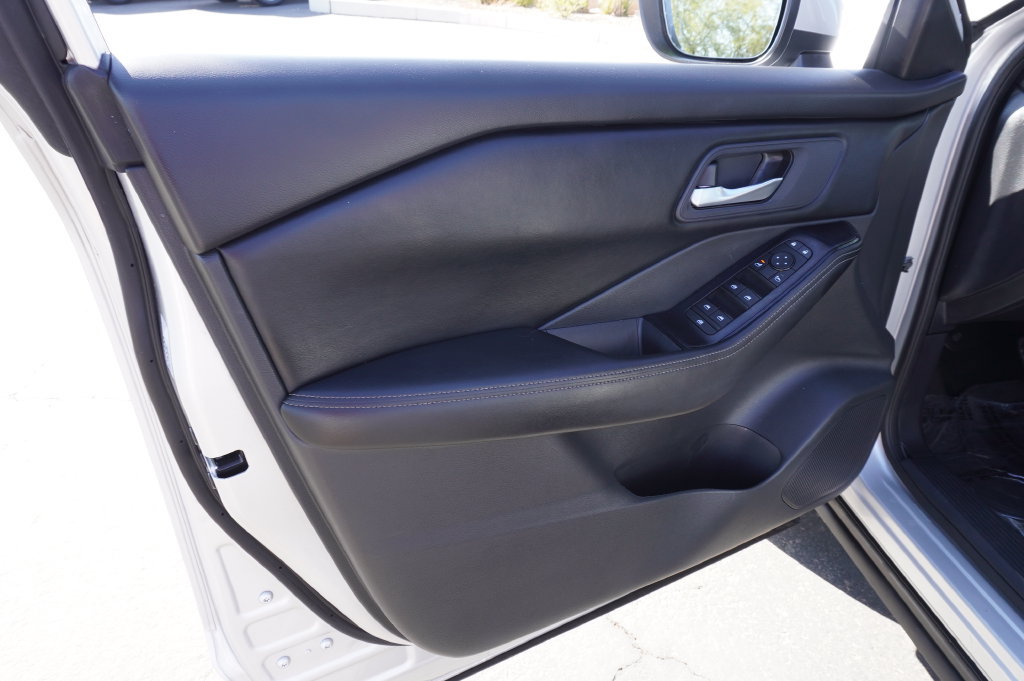 Certified 2025 Nissan Rogue SV FWD image 14