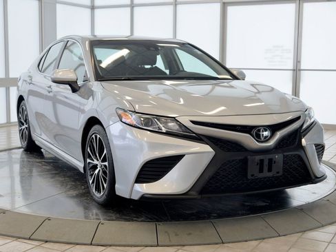 Used 2019 Toyota Camry SE image 2