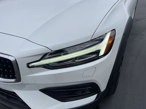 Used 2023 Volvo V60 B5 Cross Country Plus w/ Climate Package image 6