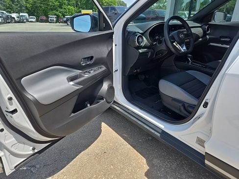 Used 2024 Nissan Kicks SR w/ SR Premium Package FWD image 31