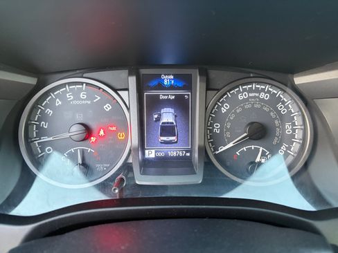 Used 2018 Toyota Tacoma TRD Off-Road w/ Technology Package AWD/4WD image 13