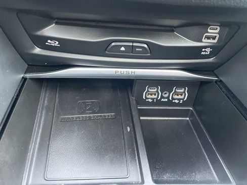 Used 2023 Chrysler Pacifica Limited w/ Uconnect Theater Family Group image 31