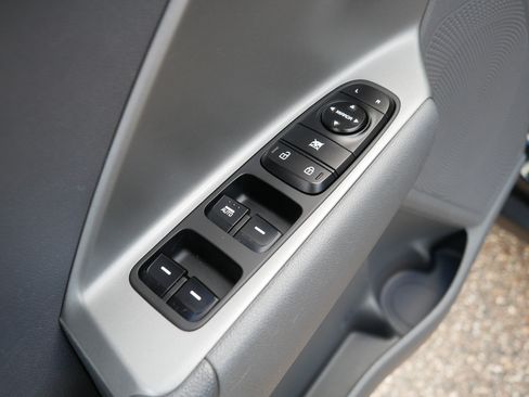 Used 2018 Kia Niro FE FWD image 19