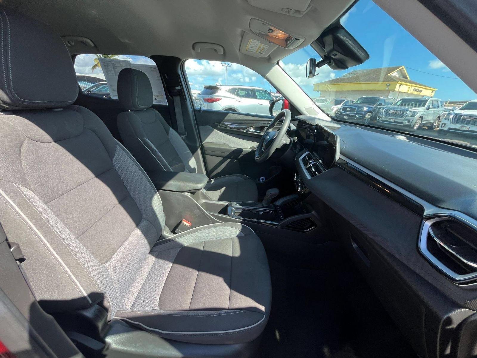 Used 2025 Chevrolet TrailBlazer LT FWD image 30