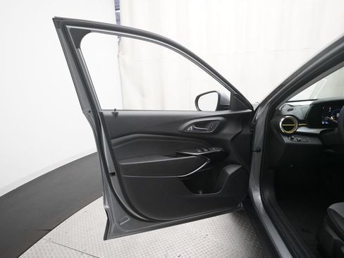 Used 2024 Chevrolet Trax LT w/ Driver Confidence Package FWD image 32