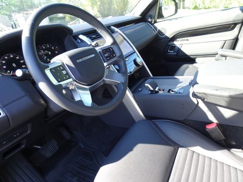 New 2025 Land Rover Discovery S AWD/4WD image 16