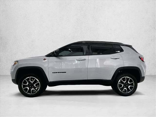 Used 2024 Jeep Compass Trailhawk AWD/4WD image 6