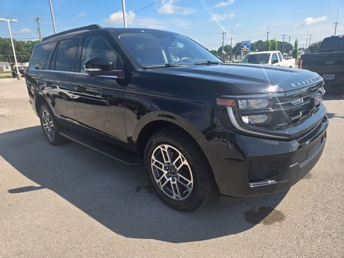 Used 2025 Ford Expedition Active AWD/4WD image 2