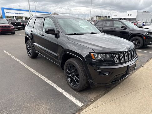 Used 2018 Jeep Grand Cherokee Altitude image 2
