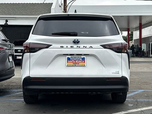 Used 2023 Toyota Sienna LE image 5