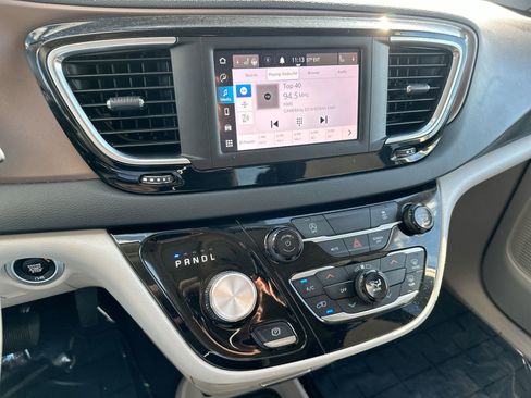 Used 2023 Chrysler Voyager LX image 16