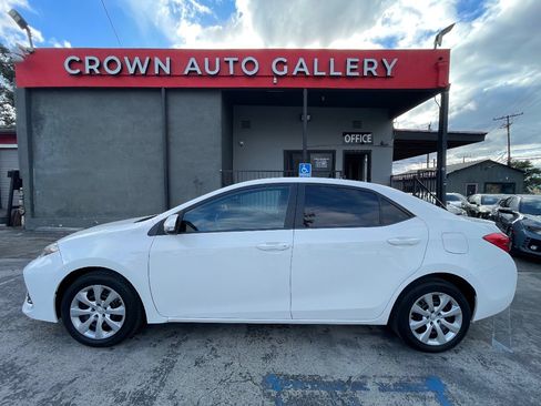 Used 2018 Toyota Corolla SE w/ Carpet Mat Package (TMS) FWD image 6