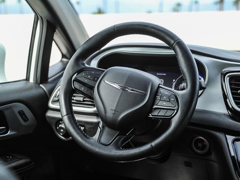 Used 2020 Chrysler Pacifica Touring-L Plus w/ S Appearance Package FWD image 15