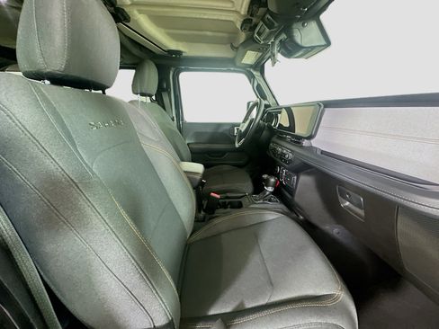 Used 2024 Jeep Wrangler Unlimited Sahara AWD/4WD image 28