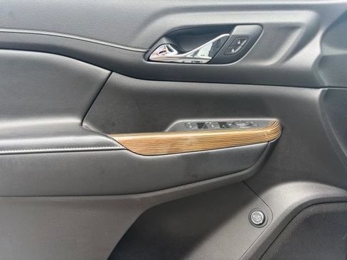 Used 2021 GMC Acadia SLE w/ Driver Convenience Package FWD image 31