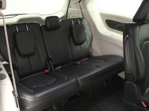 Used 2023 Chrysler Pacifica Touring-L FWD image 18