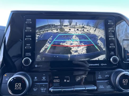 Used 2022 Toyota Highlander XLE image 24