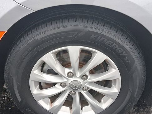 Used 2019 Chrysler Pacifica Touring-L image 12