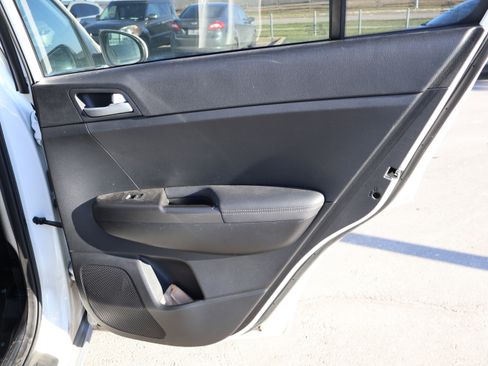 Used 2020 Kia Sportage LX image 12