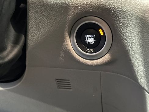 Used 2022 Chrysler Pacifica Touring-L image 25