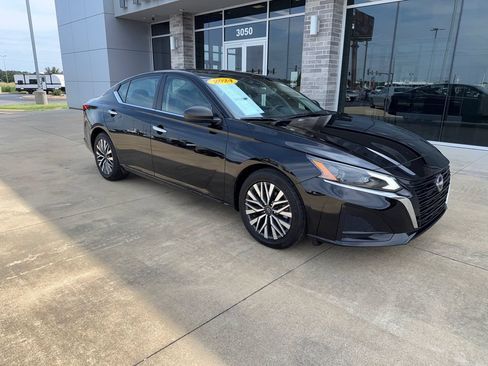 Used 2024 Nissan Altima 2.5 SV FWD image 3