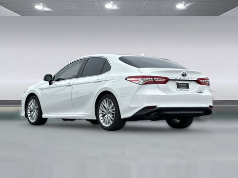 Used 2020 Toyota Camry XLE image 3