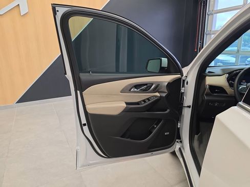 Used 2023 Chevrolet Traverse Premier image 11