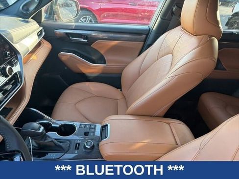 Used 2025 Toyota Highlander Platinum image 8